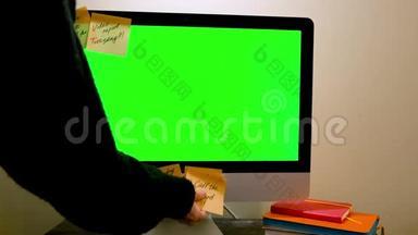 绿色电脑屏幕，有笔记。 概念。 带有绿色屏幕的计算机用纸贴在边缘周围。 妇女